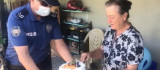 61 yaşında liseyi bitiren Hatice anneye, polisten doğum  günü sürprizi