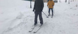 Kar yağınca kayak pisti oldu