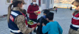 Elazığ'da depremzede çocuklara jandarmadan moral ziyareti