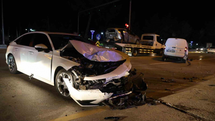Elazığ'da hafif ticari araç ile otomobil çarpıştı: 1 yaralı