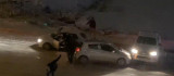 Elazığ'da kar yağışı etkili oldu, rampada kayan araçlar birbirine böyle çarptı
