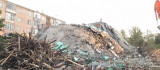 Elazığ'da kontrollü yıkımda hasarlı bina böyle çöktü