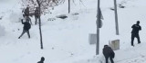 Polis çocuklarla kar topu oynadı