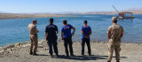 Elazığ'da tekne battı: Tekneyle birlikte suda kaybolan şahsı arama çalışmaları sürüyor