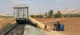 Elazığ'da tren kazası, traktör ikiye bölündü