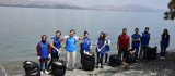 Gönüllü gençler, Hazar Gölü çevresini temizledi