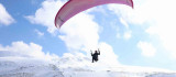 Hazarbaba Dağı'nda yamaç paraşütü yapan pilotlar renkli görüntüler oluşturdu