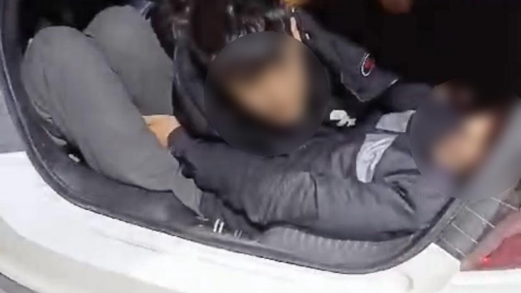 Polisin durdurduğu aracın bagajından kaçak göçmen çıktı