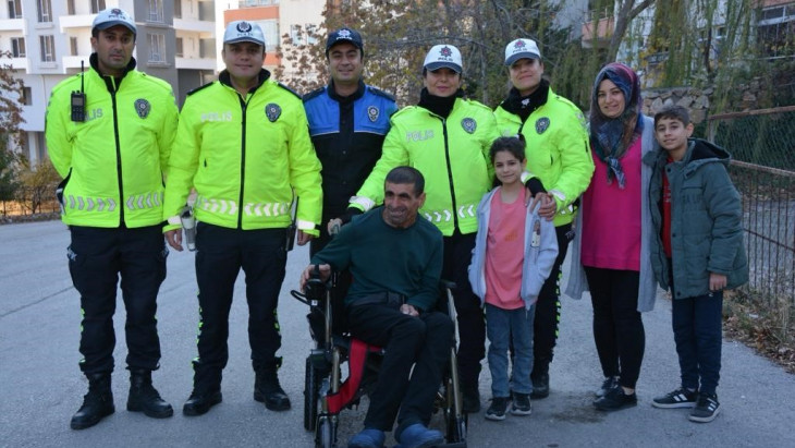 Polisin örnek davranışı üzerine hayırsever tarafından engelli şahsa akülü araç hediye edildi