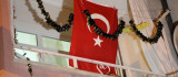 Uçak kazasında hayatını kaybeden pilotun Elazığ'daki babaevine Türk bayrağı asıldı
