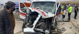 Yaralıları taşıyan ambulans, beton mikserine çaptı: 3'ü sağlıkçı 5 yaralı